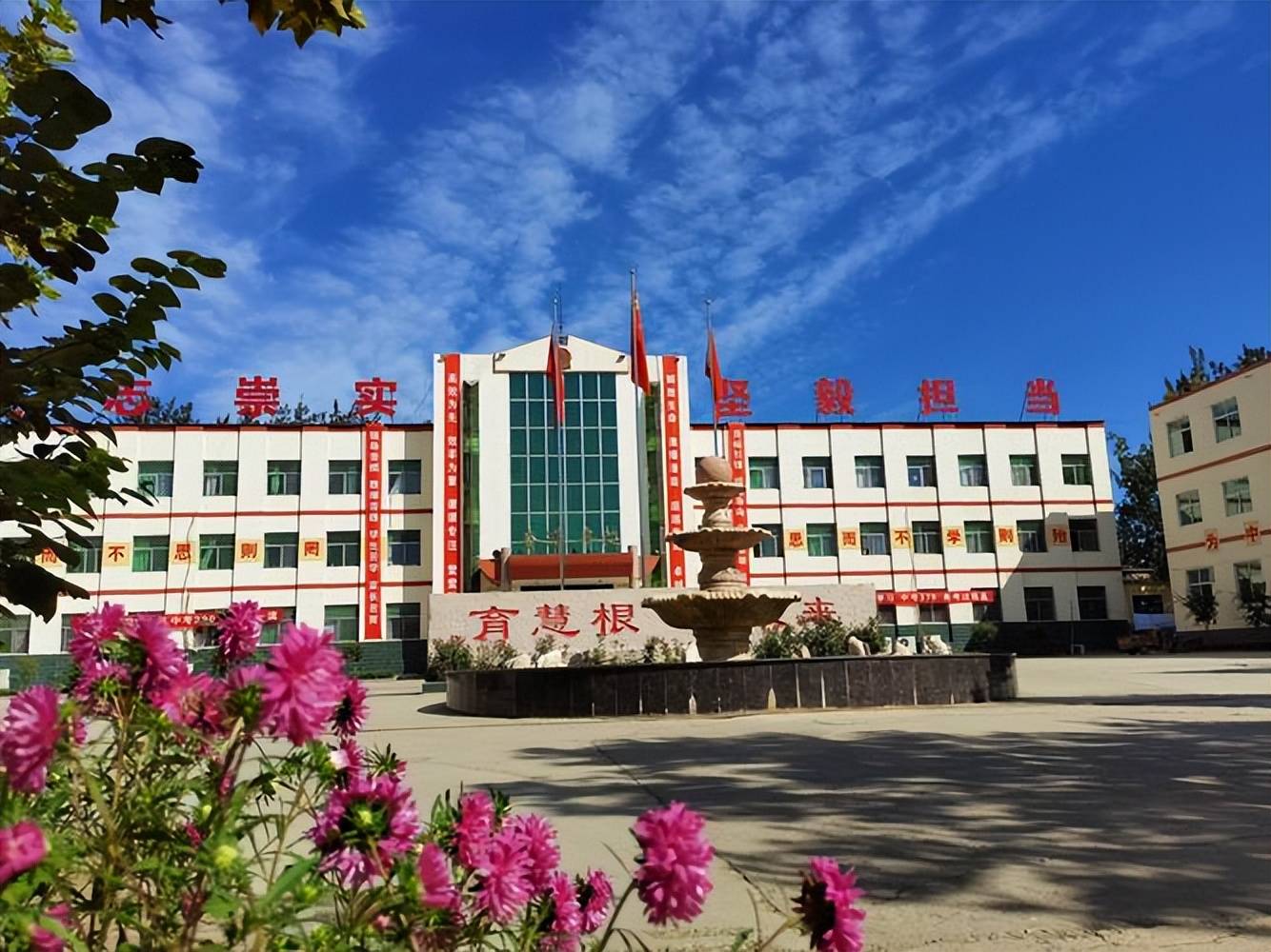 尽管在灵寿县护驾疃高级中学上学,但是教学管理和师资是独立的,就连