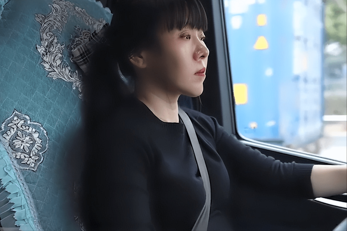 80后卡车女司机小薇丈夫重病仍不离不弃开卡车撑起七口之家