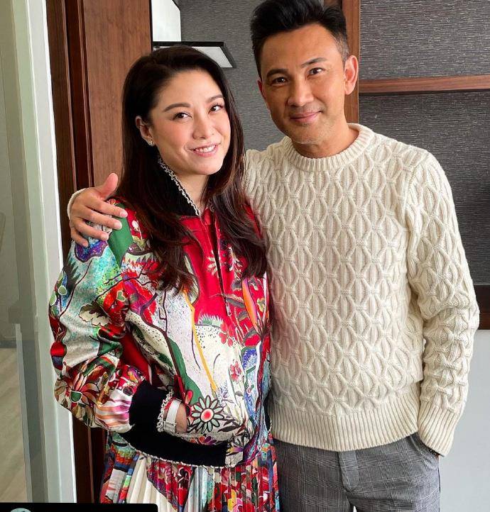 42岁廖碧儿近照曝光,深夜与异性一起饮酒,表示:我没有老公_时候