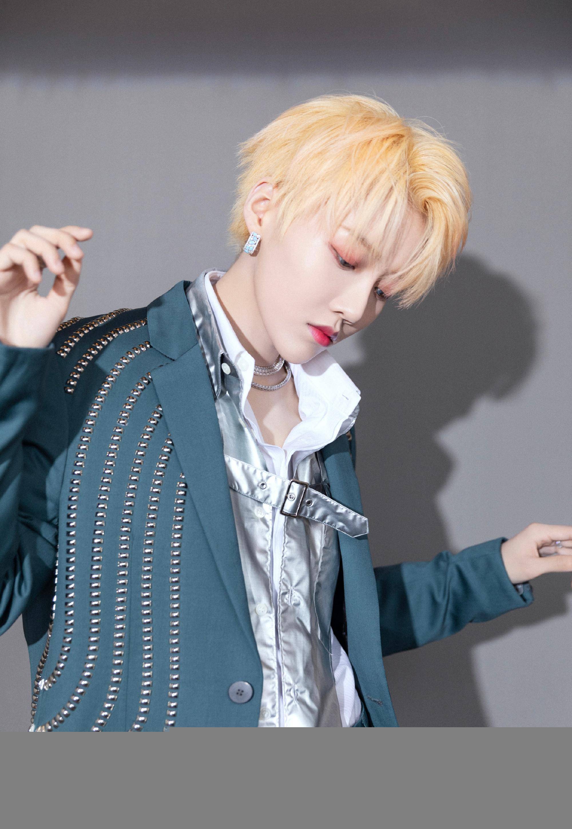 刘雨昕春天写真转发超百万,衬衣叠穿个性时尚,针织开衫有气质_中性