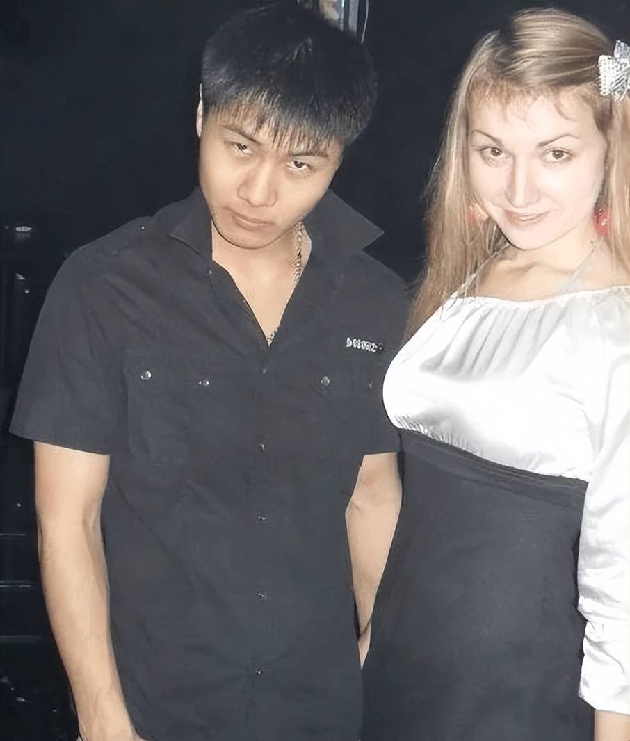 班里有一位同学曾颜容我关系很好,帮助我提升中文水平,而且还带着我去