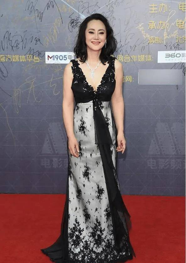 大宋佳真厉害,59岁还挑战深v连衣裙,这状态比小姑娘还好_时尚_身材