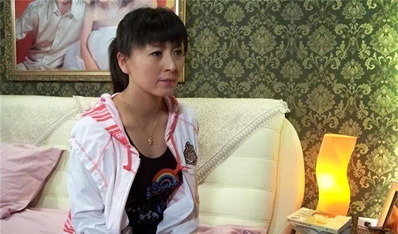 她是国家一级演员,曾亲手拔掉父亲氧气管,今不顾反对给人当后妈