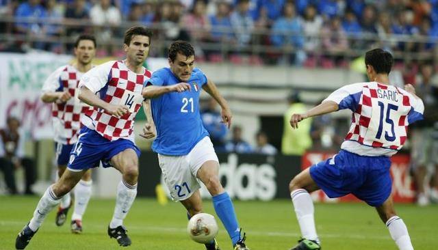 不过维埃里在国家队的运气并不佳,因伤缺席了2000年欧洲杯和2006年