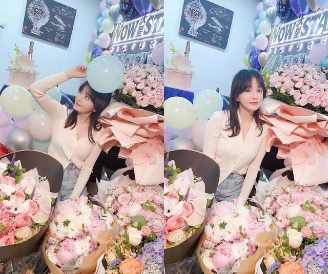 原创秦岚41岁生日照好时尚穿挖空针织衫扯头发出道19年还像21