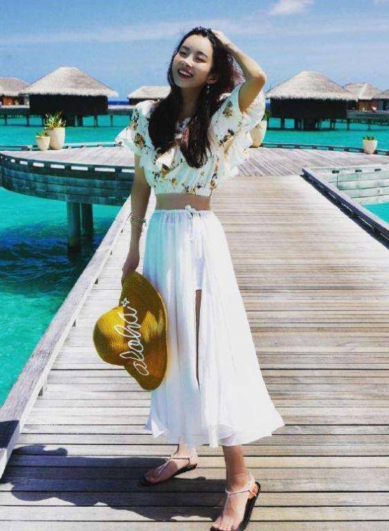 裤子,在裤腿处非常的宽松,但却并不会非常的长,露出她的脚腕,众所周知