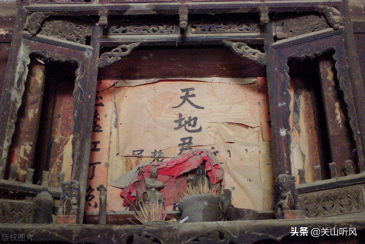 有的地方设有香火堂,这种香火堂不是堂屋(厅堂),而是放在另外一间小