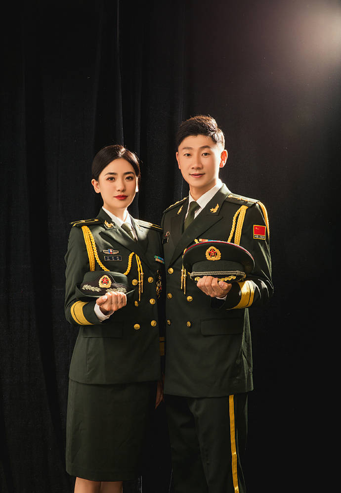 恭喜中国冠军升级为军嫂夫妻同穿军装英姿飒爽男方1米8帅气