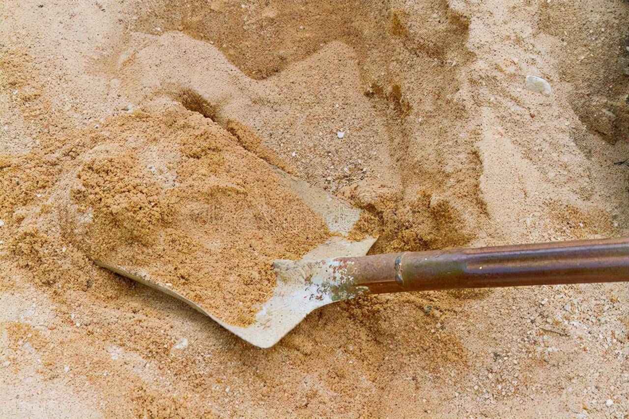 比如在一些河流经过的村庄,河滩上到处是砂土资源,或者边远山区有石头