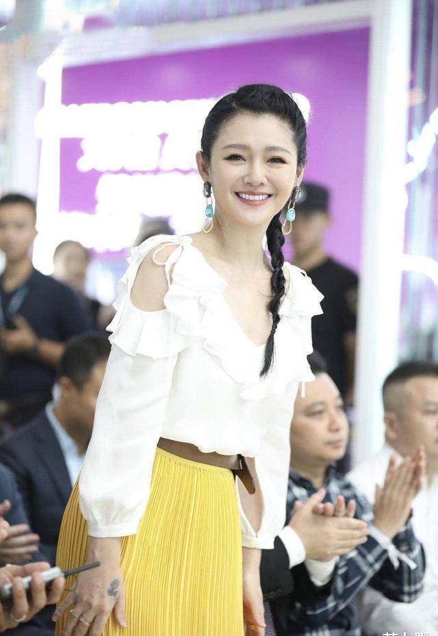 原创大s真大胆半身裙开衩到腿根漏出一半安全裤只为显腿长