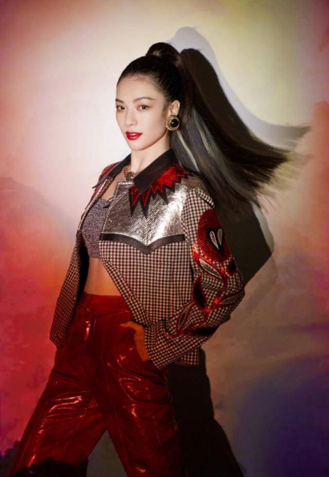 钟楚曦银色锁子甲搭配超长耳饰,与檀健次上演口红杀,时尚又撩人