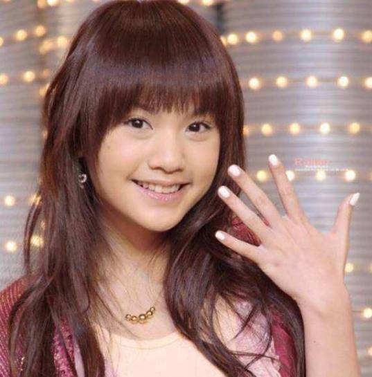 杨丞琳出道的时间是2000年,虽然杨丞琳和李荣浩只相差1岁,还是杨丞琳