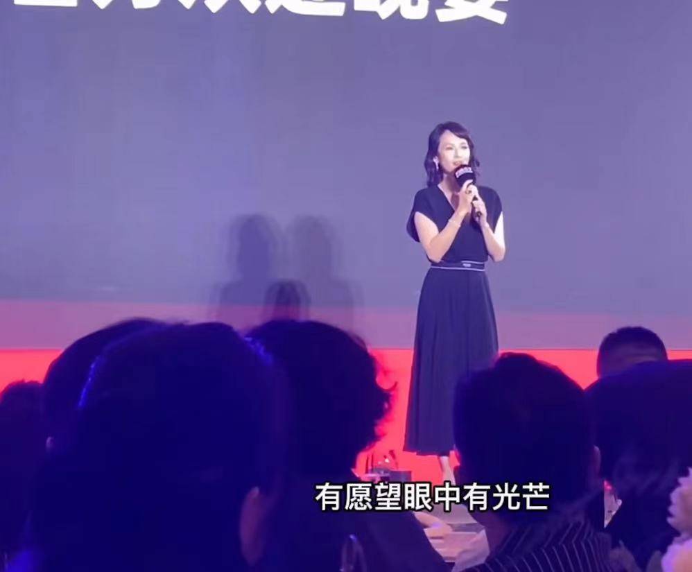 趙薇周楚楚應邀出席中學生FIRST酒會，師姊妹同框，黃曉明黃曉明等也現身