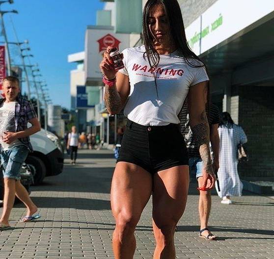 原创阿塞拜疆姑娘腿部肌肉发达她自称热爱健身只因初心不改