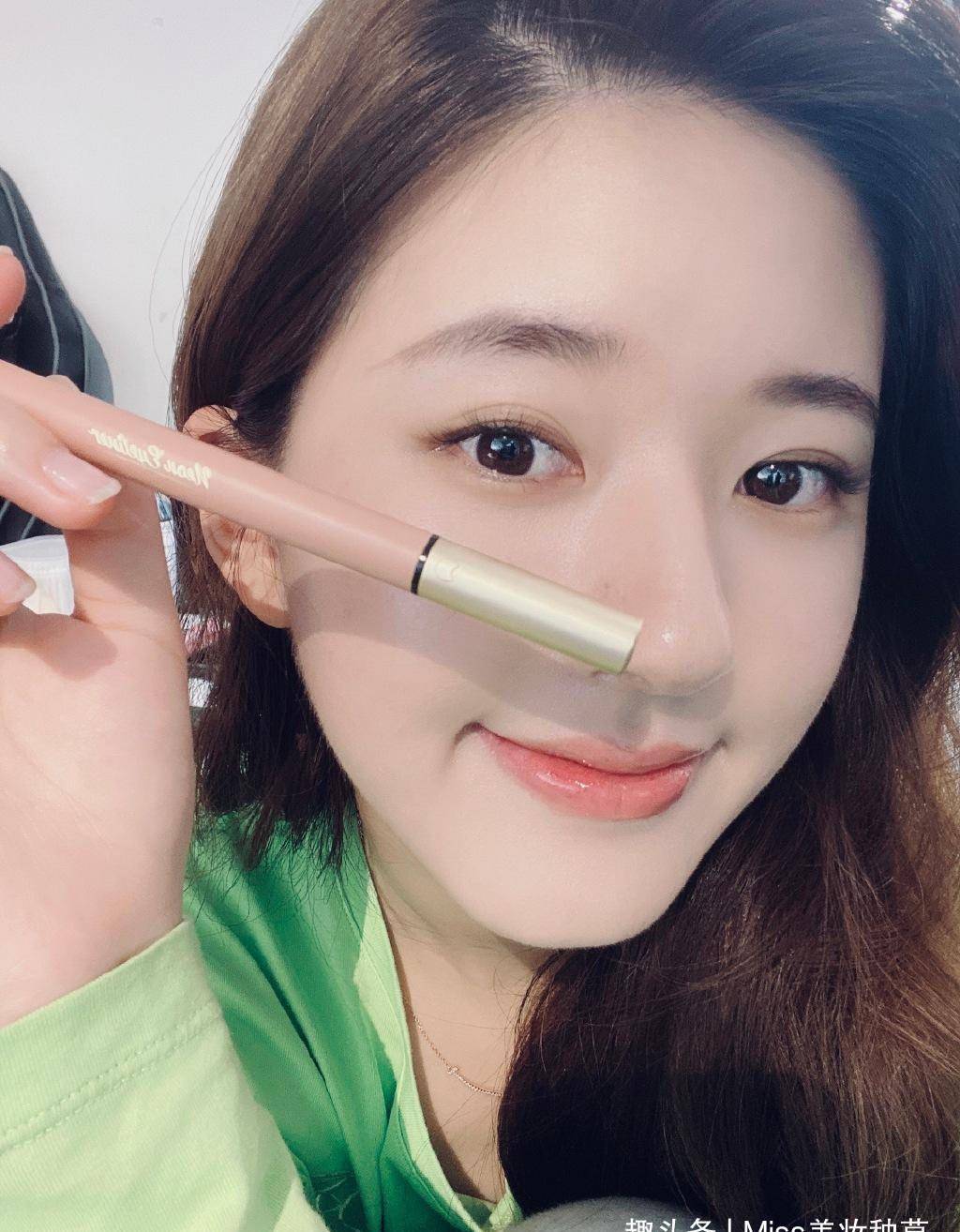 看出来赵露思的妆容整体都偏清淡,自然,因此她也将视觉的重点放在嘴巴