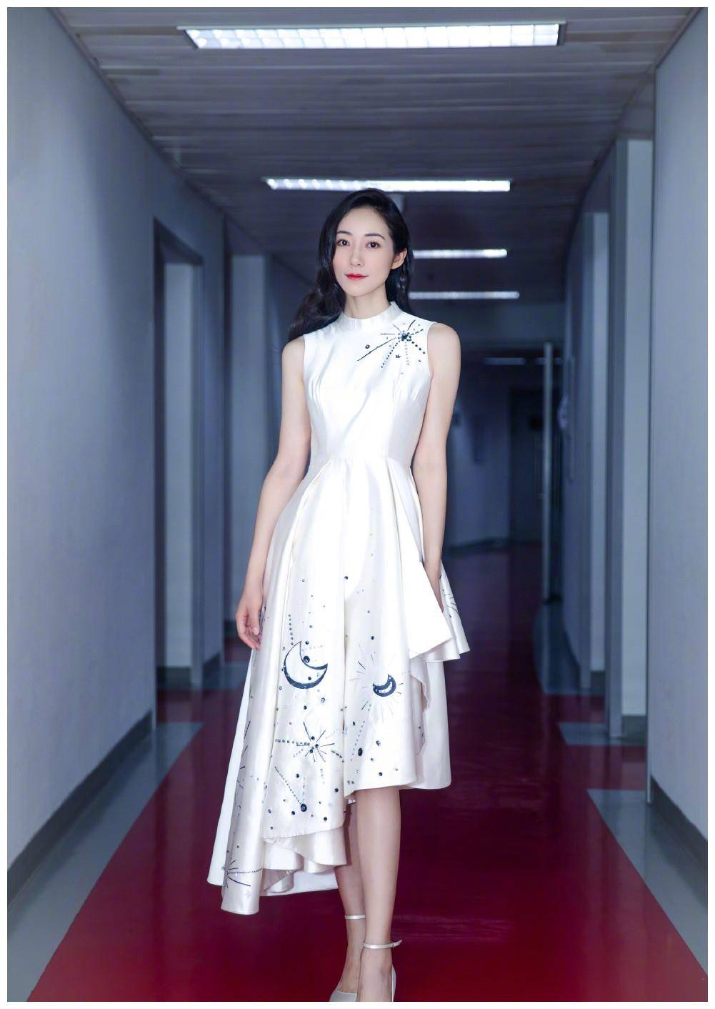 韩雪的"西装show"太吸睛,下衣失踪俏皮可爱,长卷发优雅迷人!