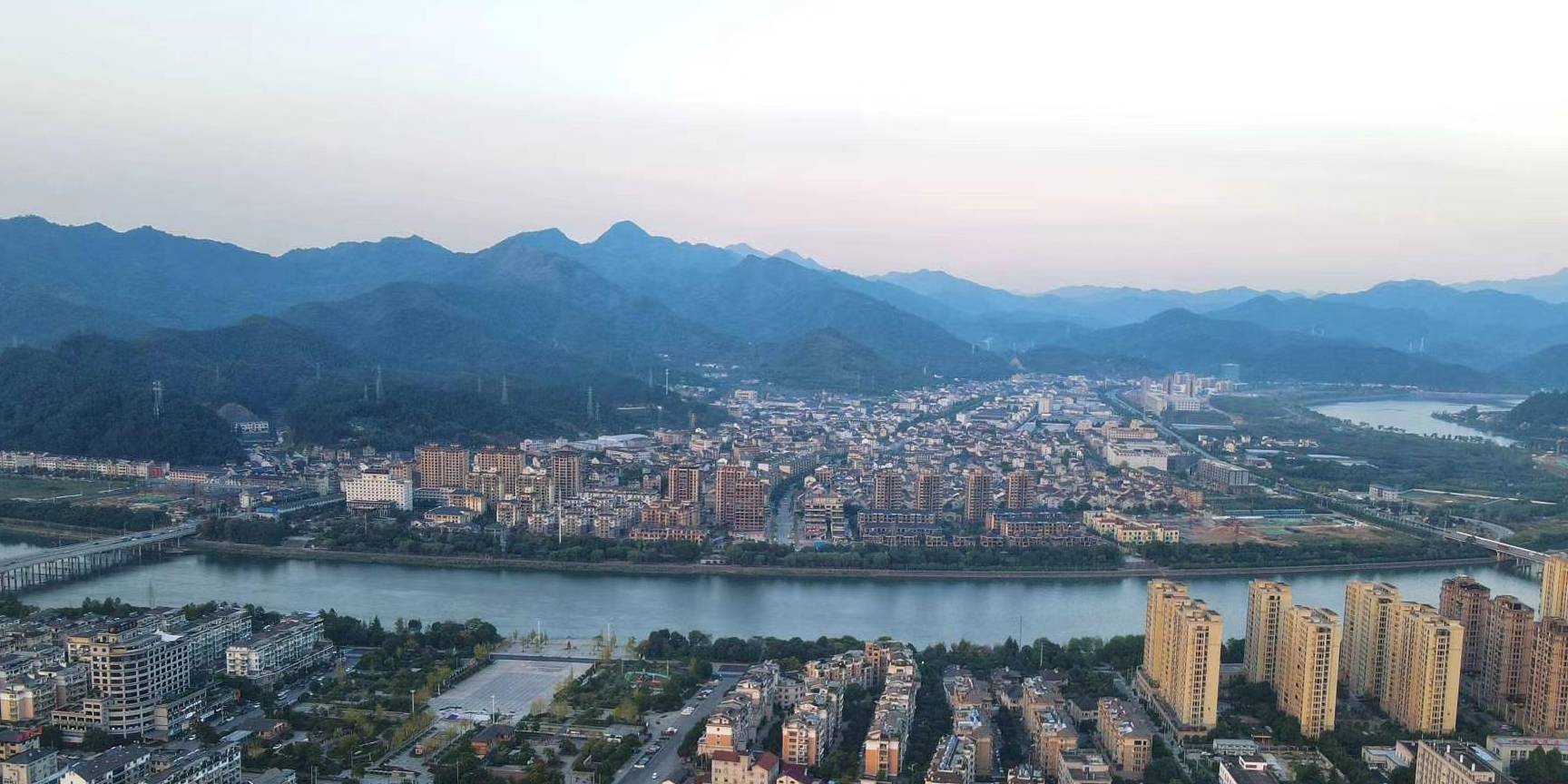 浙江桐庐县有个镇,人口7.