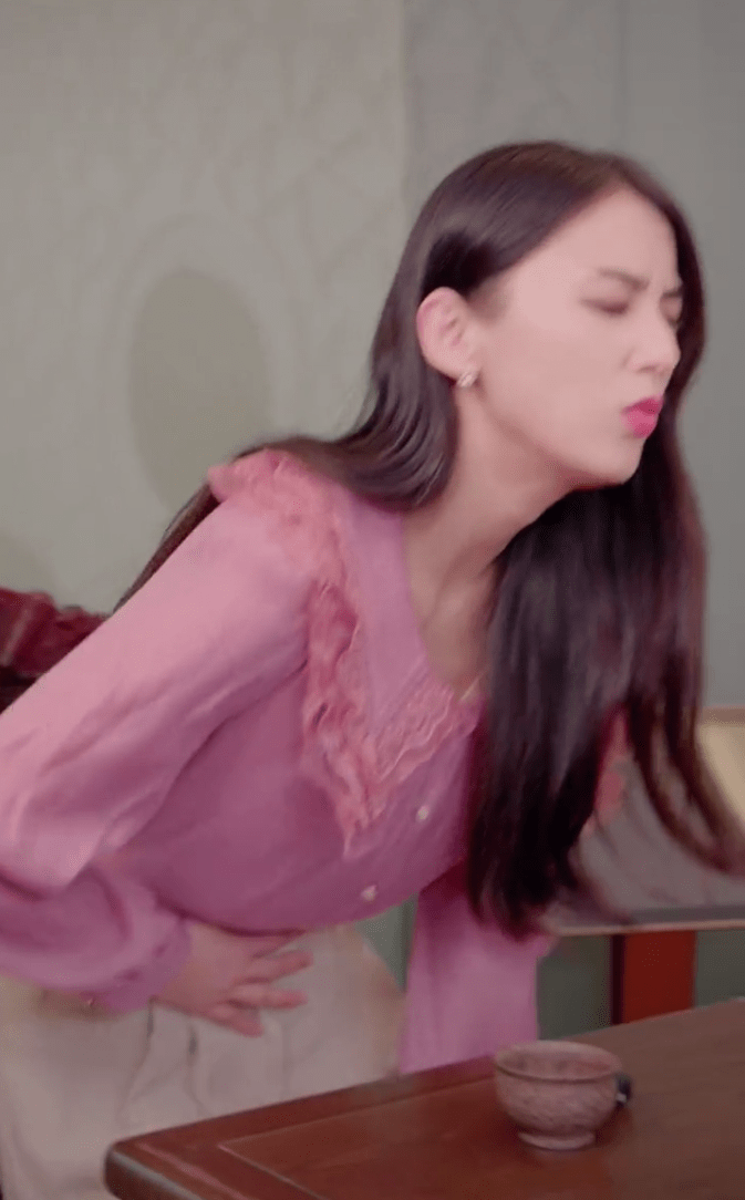 太卑微黄圣依直播间肚子疼表情痛苦杨子漠不关心叫她喝热水