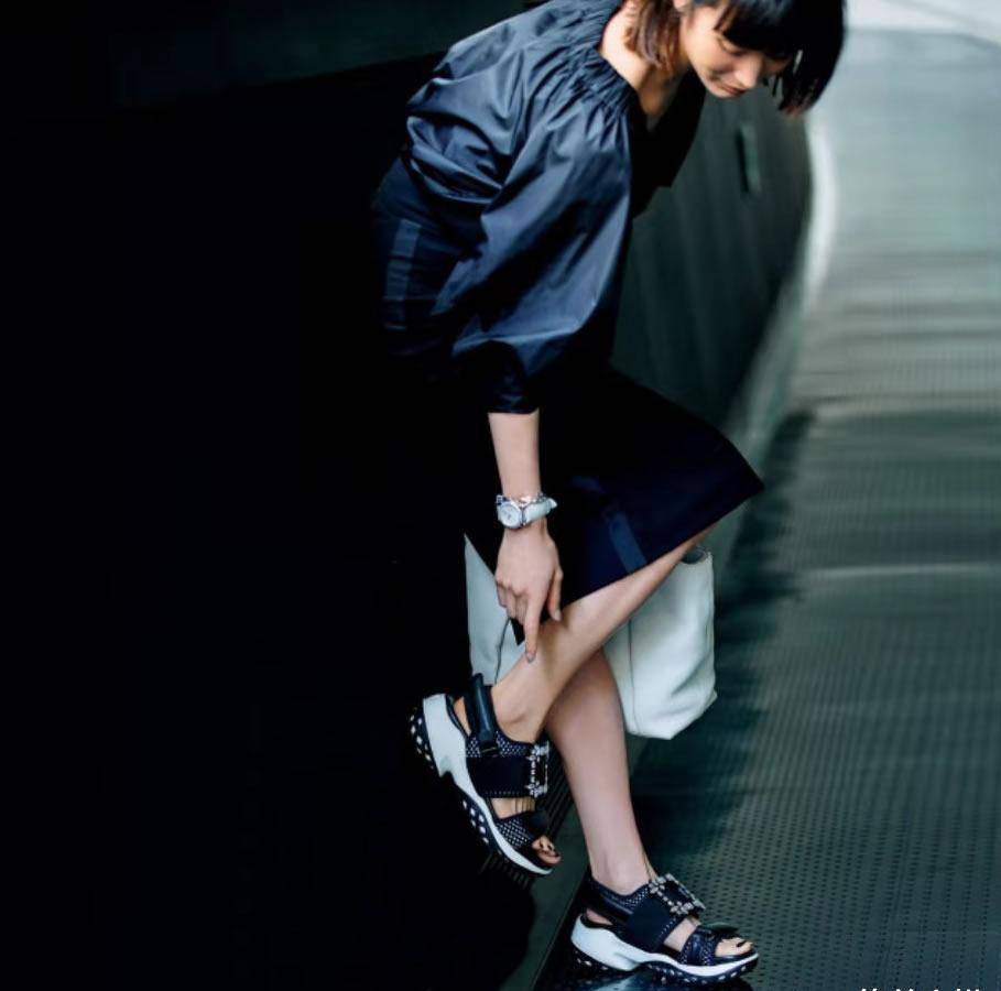 原创大女人风中凭什么鞋子最重要3款凉鞋运动鞋穿搭妙极