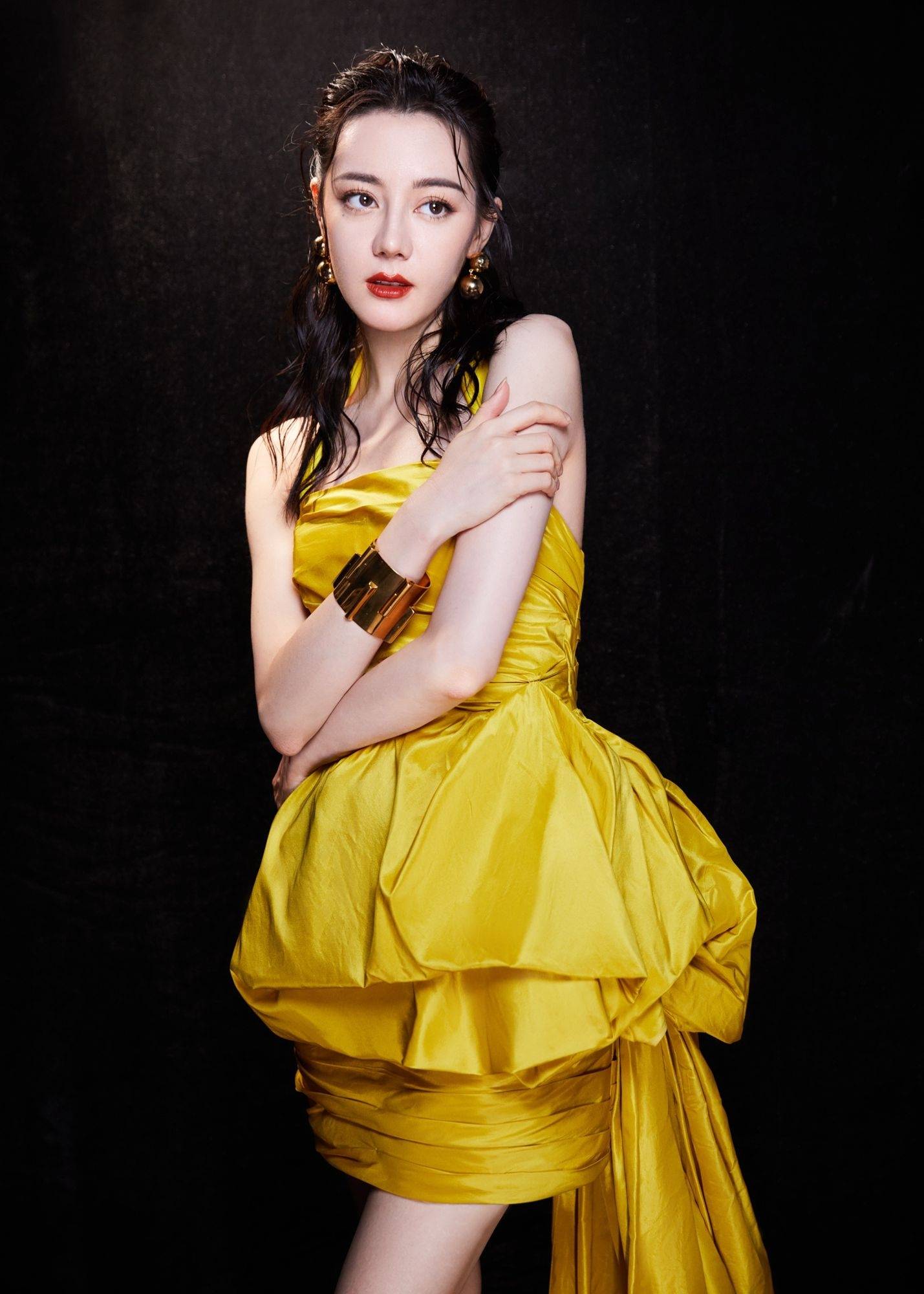 迪丽热巴黄色礼服大长腿性感写真