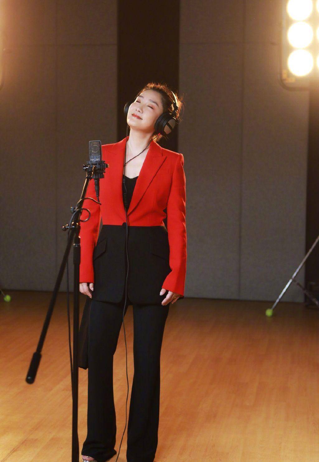 歌手也不容易,玲花穿搭时尚好时髦,站在玻璃栈道唱歌只为不显土_造型