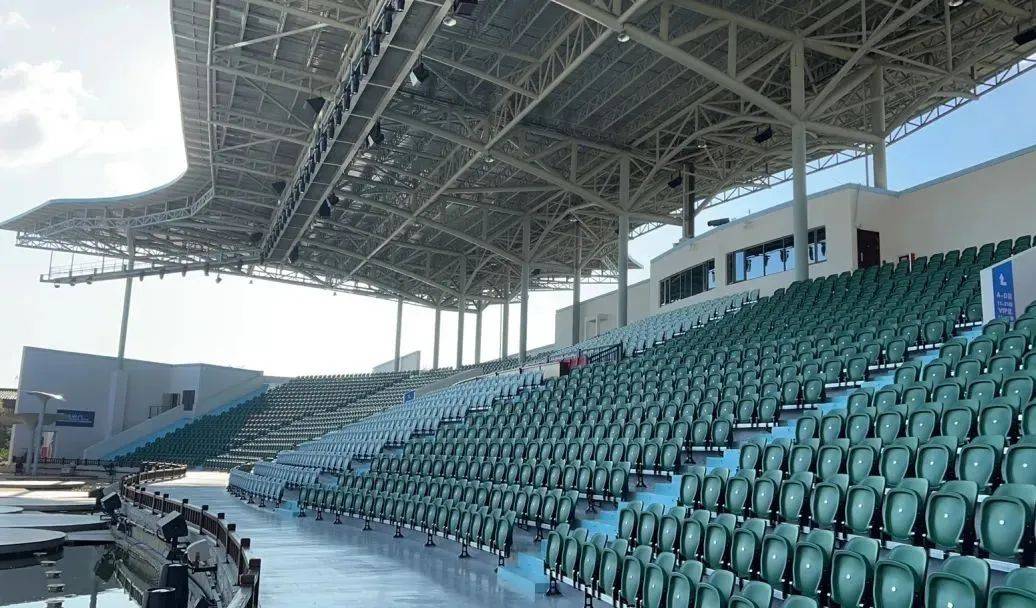 整场演出在水上舞台进行,水边环境潮湿,信号传输困难,场地对扬声器的