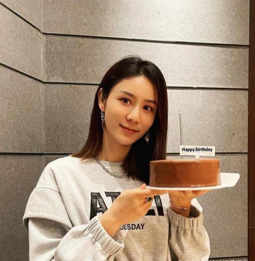 张馨月捧蛋糕谢谢老公林峰和家人,晒亲手为儿子做的营养餐_生辰_生日