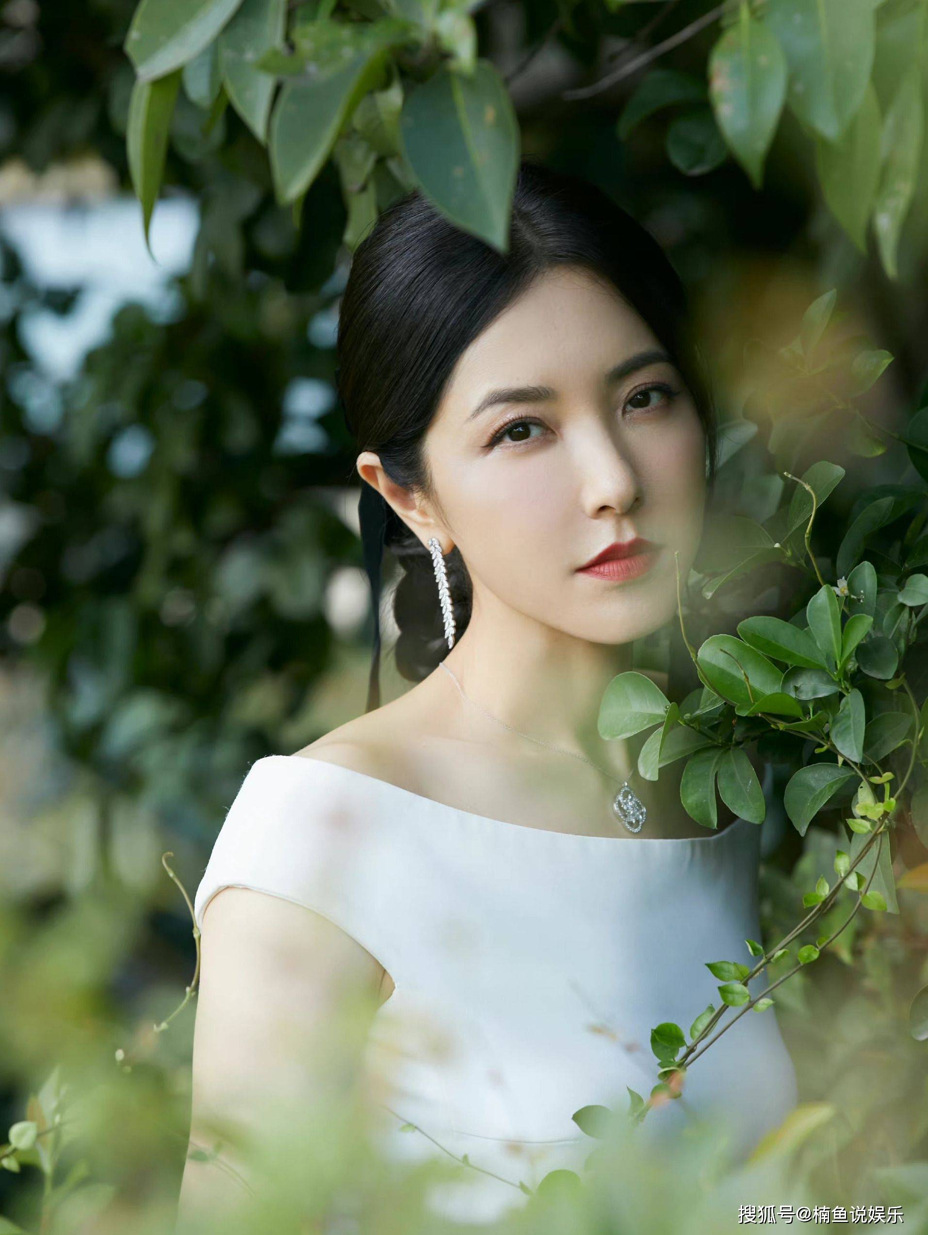 原创岁月从不败美人袁泉曾黎两大女神合影气质抢镜艳压群芳