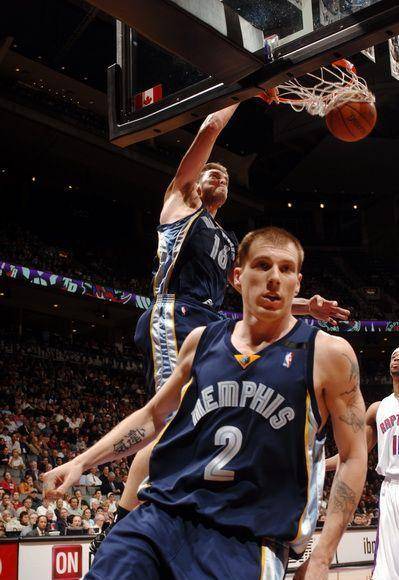 原创如同白色幽灵般闪烁在nba球场唯一可以辨识的只有那棕色篮球