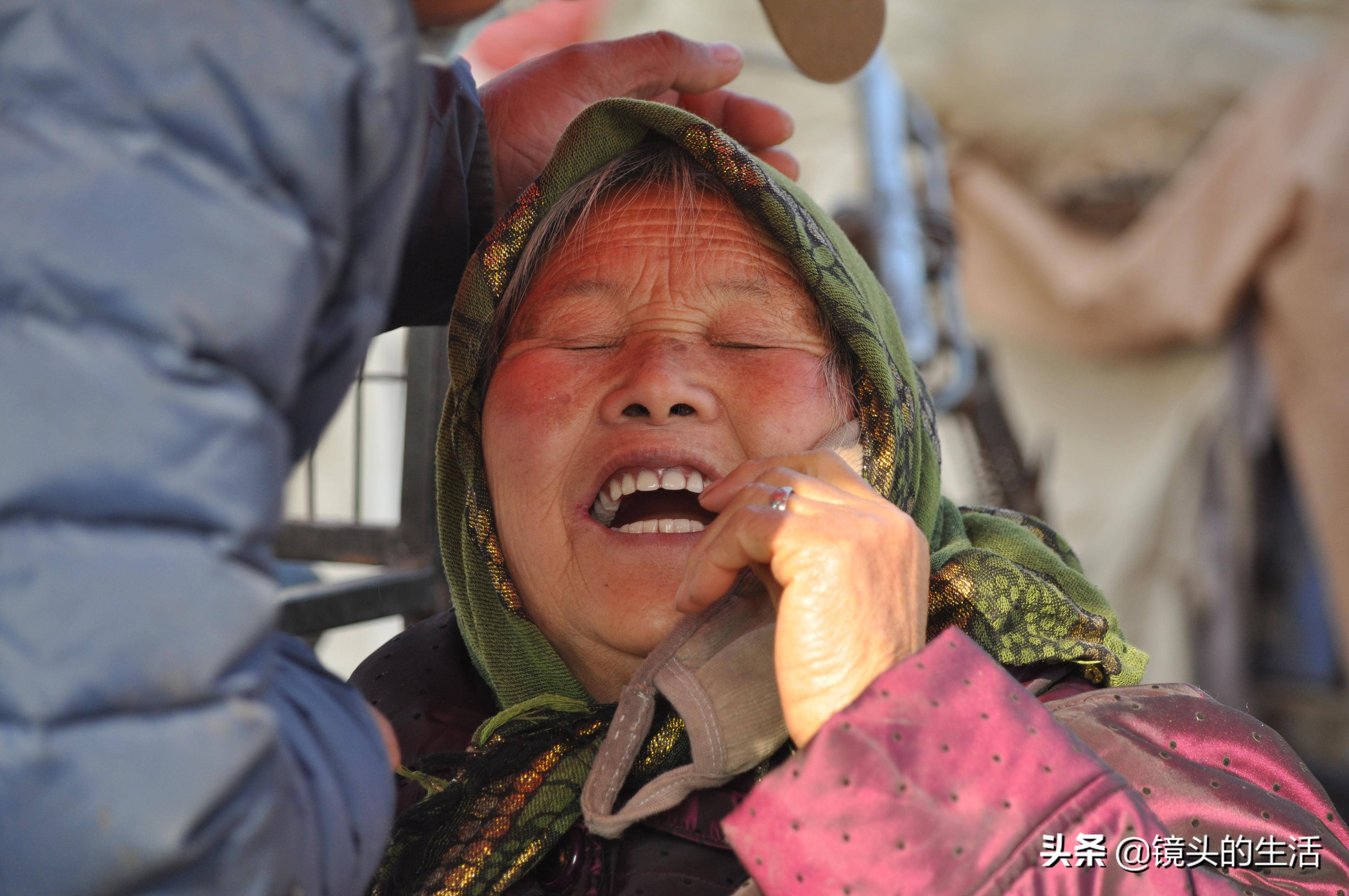 农村大集上八旬老人镶满口假牙,言说比一颗还便宜,看花了多少钱_集市