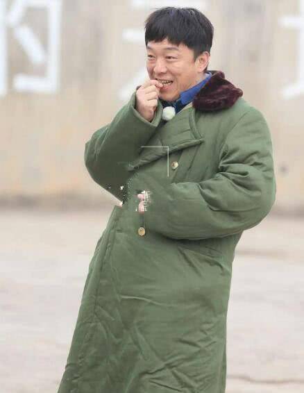 男人帮裹军大衣戴红花,黄渤嗑瓜子接地气,张艺兴像地主家傻儿子_游戏
