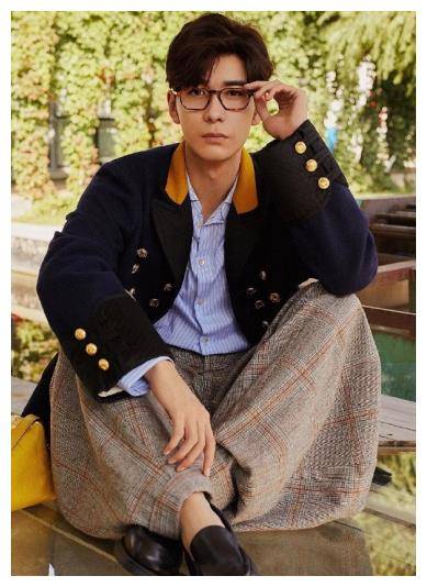 三线男演员花3万块买名牌大衣只为撞衫肖战,效果却让人忍俊不禁_衬衫