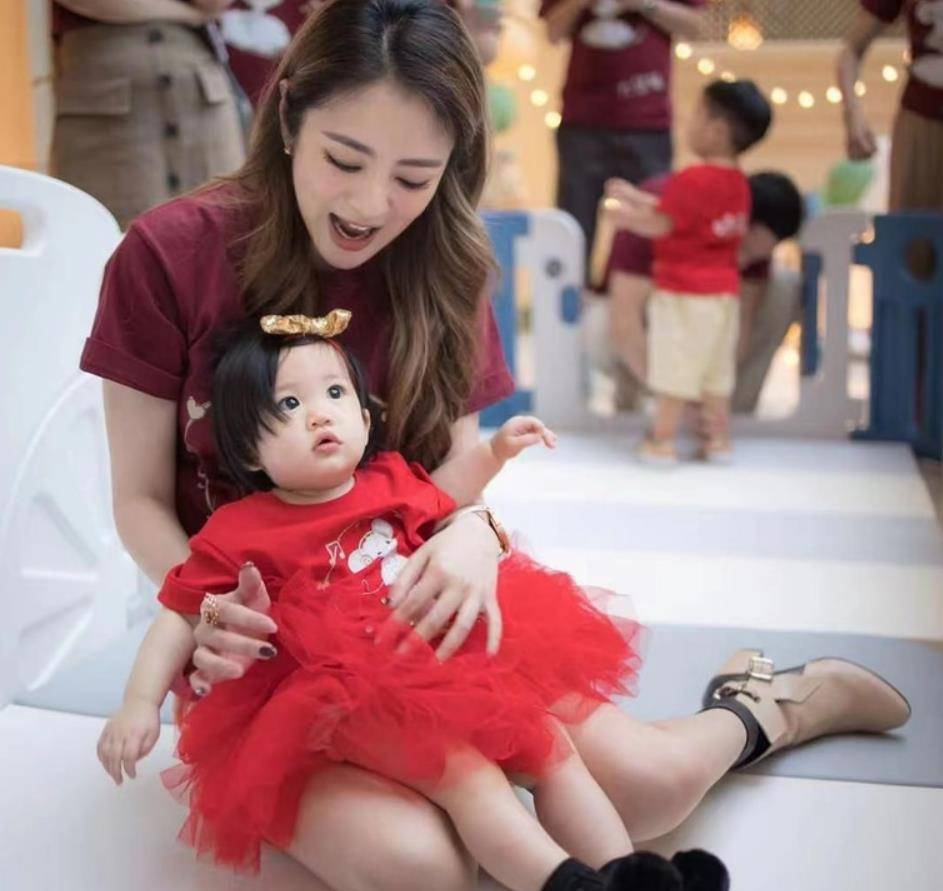 而安以轩怀中的娃宝面前,正是她的一把握.宝宝出生前两天就能走路了.