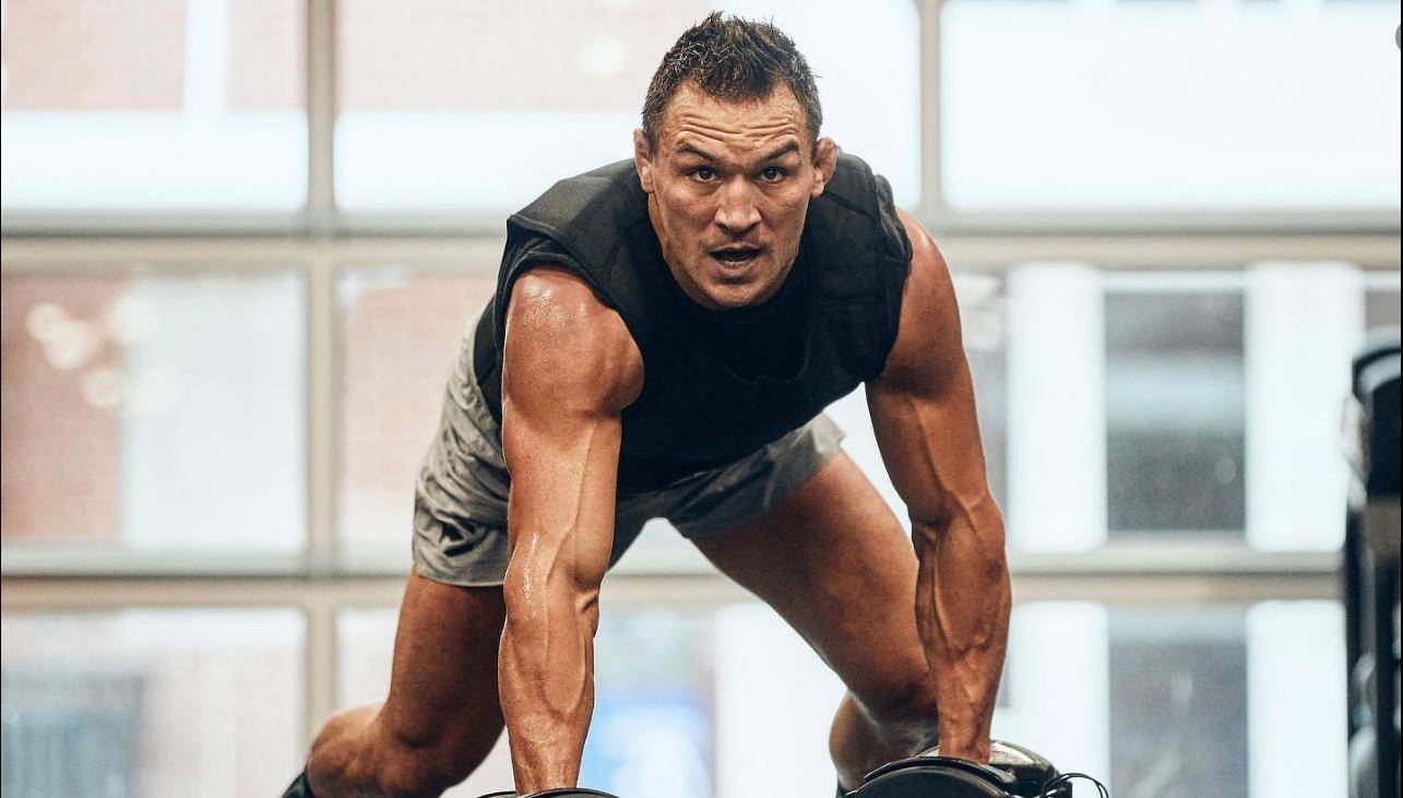 在ufc首秀击败当时排名第六的丹霍克后,钱德勒和奥利维拉开始了轻量级