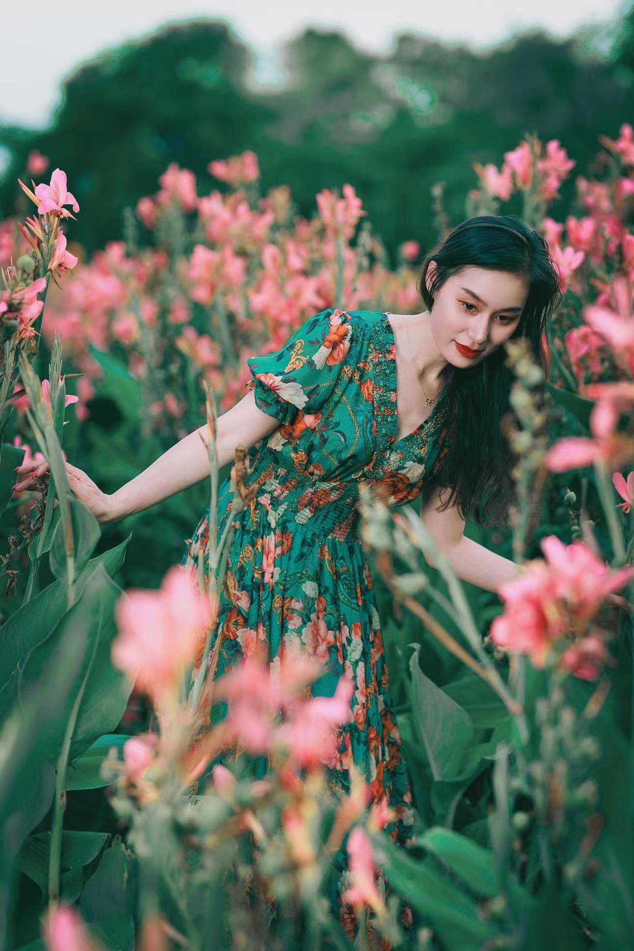 花海人像如何拍得更加亮眼?尝试8个动作,拍照自然人又美-懂百科