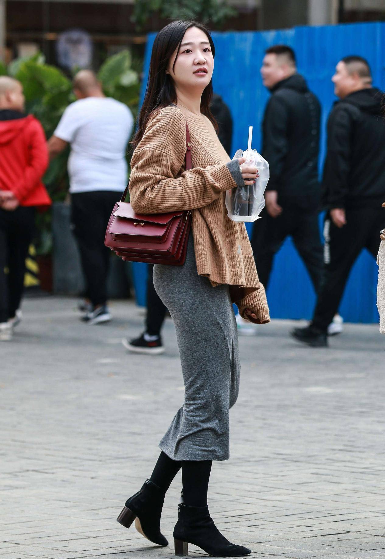 毛衣反穿搭配灰色内搭,尽显身材高级感,成背影女神不是梦_时尚_款式