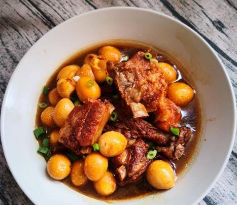 用排骨和鹌鹑蛋做菜招待客人,上桌就被抢光了,看着就很有食欲!