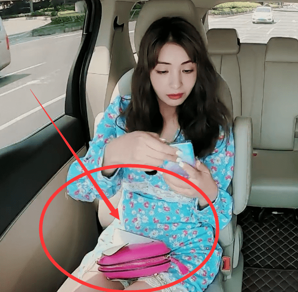 麦迪娜穿短裙坐车,没有毛毯还被镜头对着,谁注意她的坐姿?太难了!