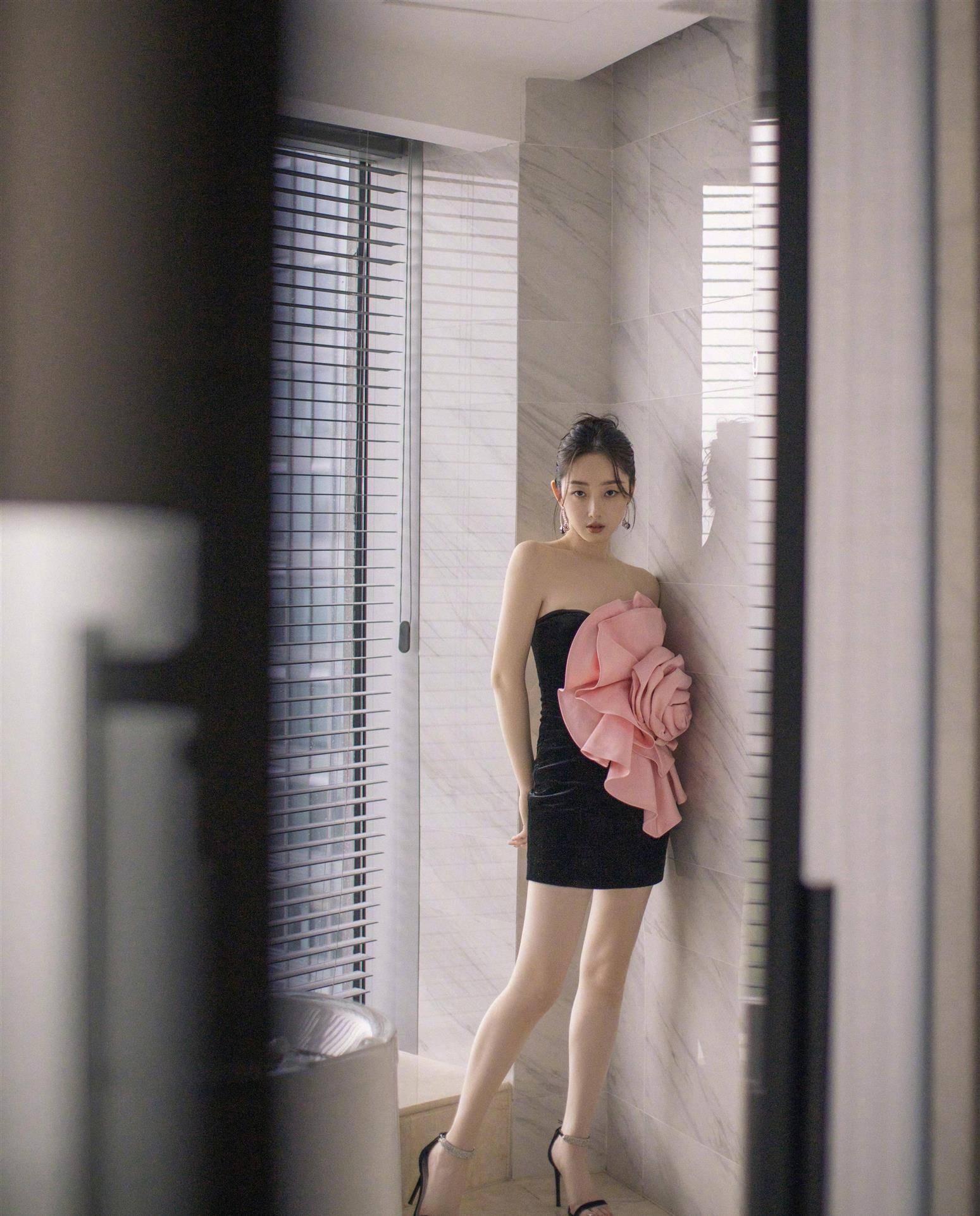 蒋梦婕简直是开挂,一袭蓝色抹身材裙时尚到"腰部",时尚又撩人_设计