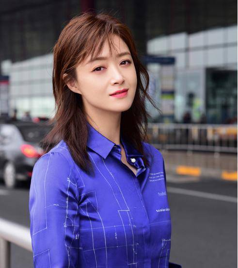 原创蒋欣虽然是微胖身材但上身的肉感却很有女人味看着就有气质