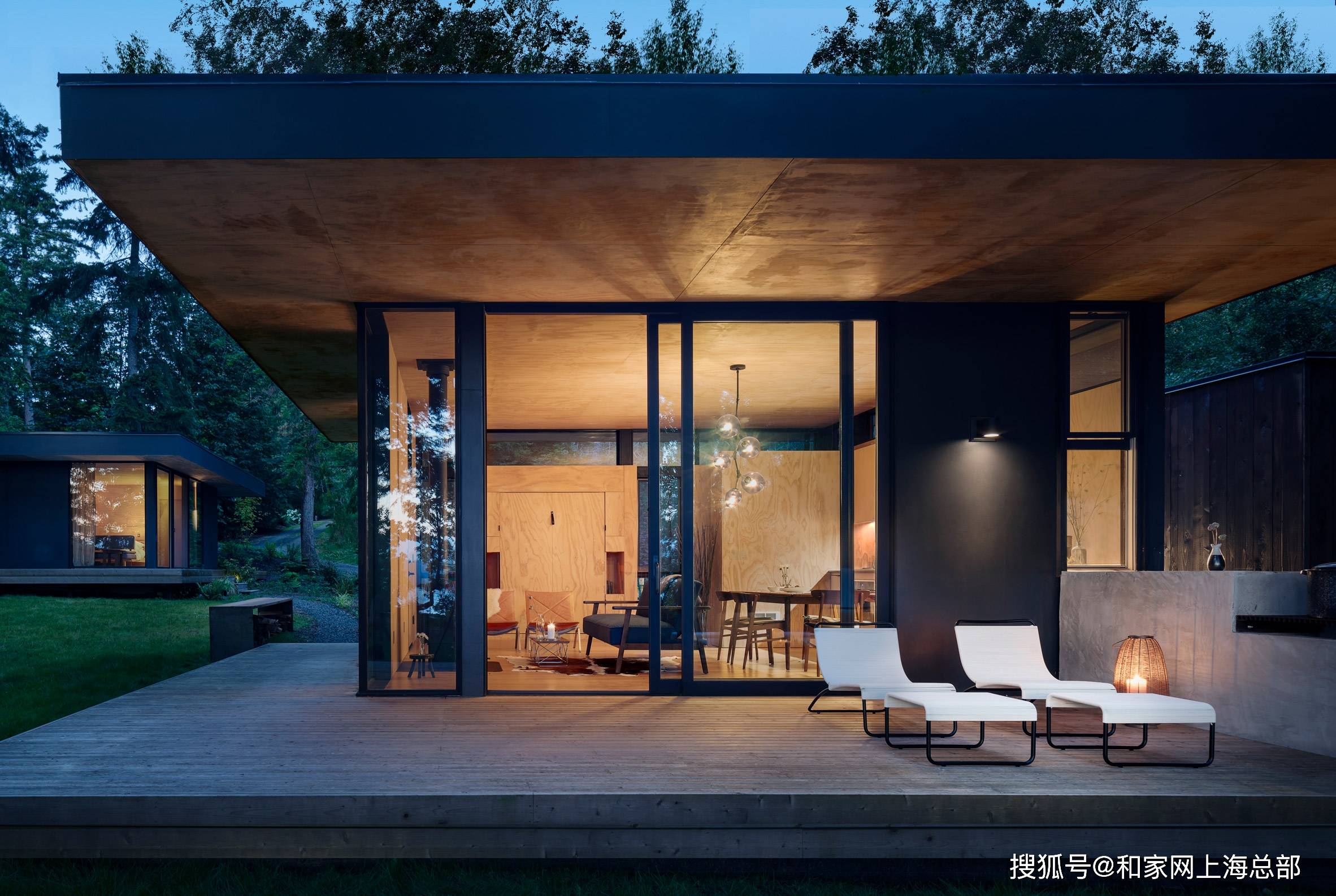 融于自然环境中的度假别墅让家人沉浸在森林的静谧中