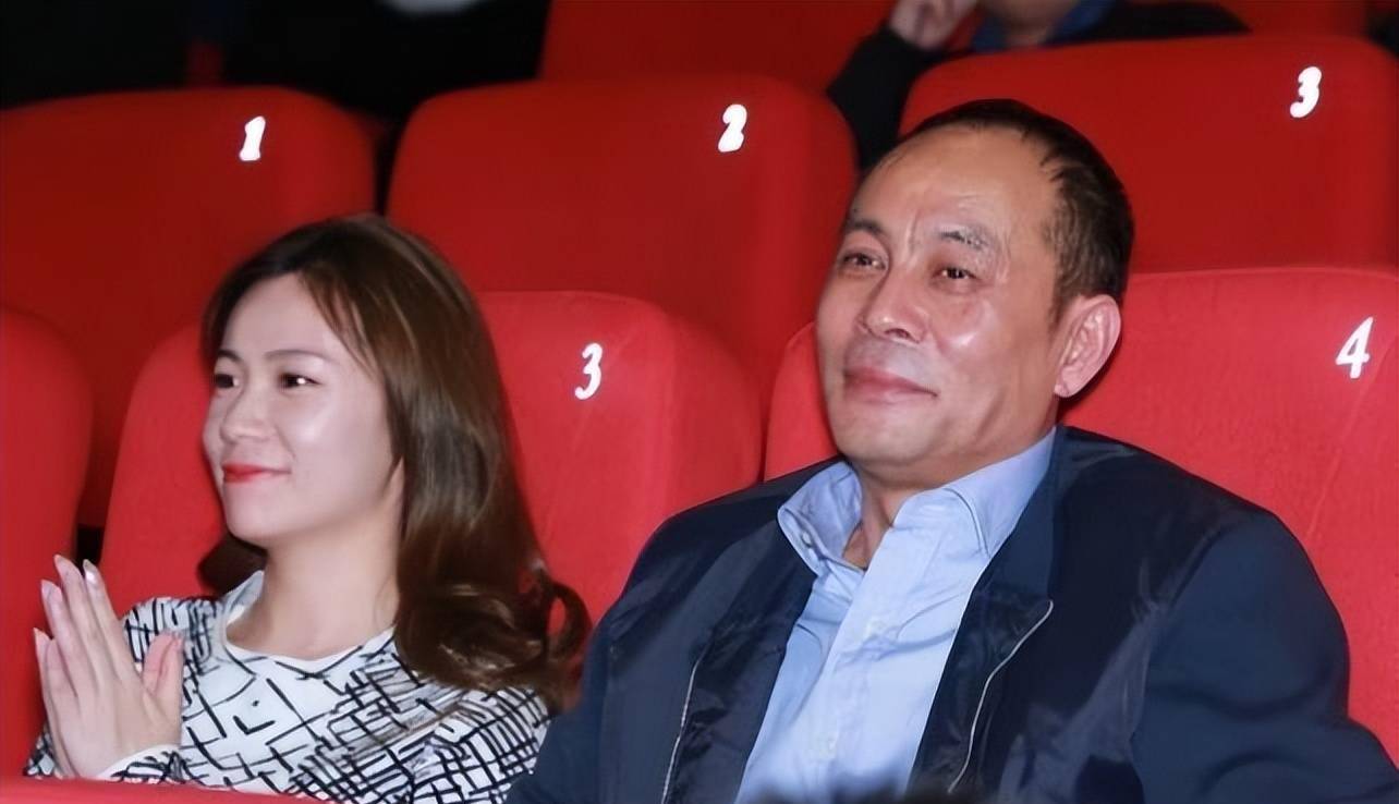 张光北的女儿张思乐此次跟随父亲一起参加活动,从挑选服装单品的类型