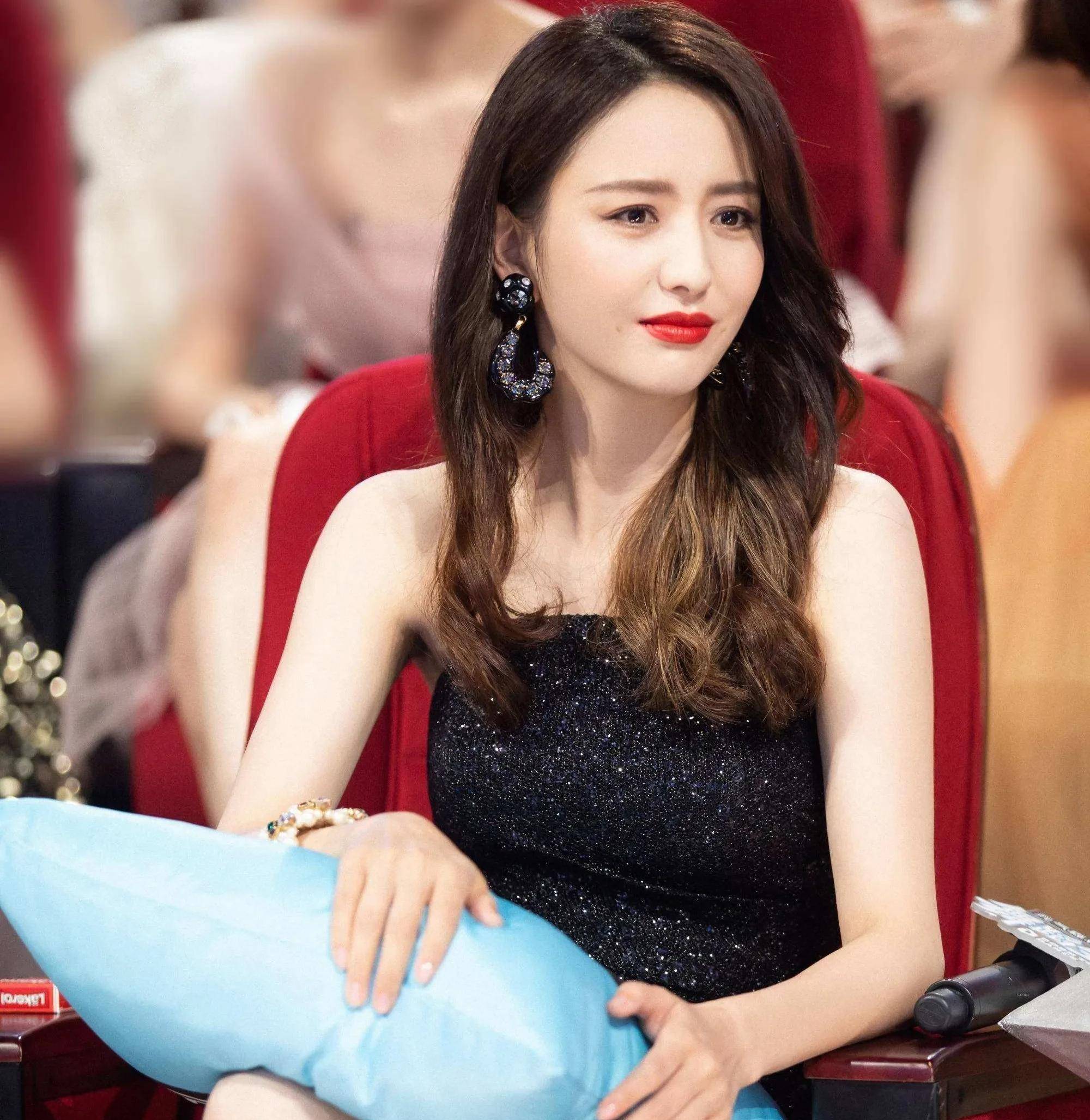 佟丽娅七夕当天发背影照,十二字文案,暗示她的感情状况_陈思诚_恋情