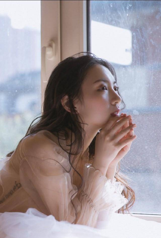 不小心被雨水淋湿后的美女,搭配网纱状服饰,是那么的唯美