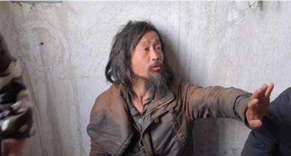 深圳好多流浪汉睡大街_流浪女子深圳 龙华 罗湖 翻宝箱 流浪汉 面筋哥 程书林