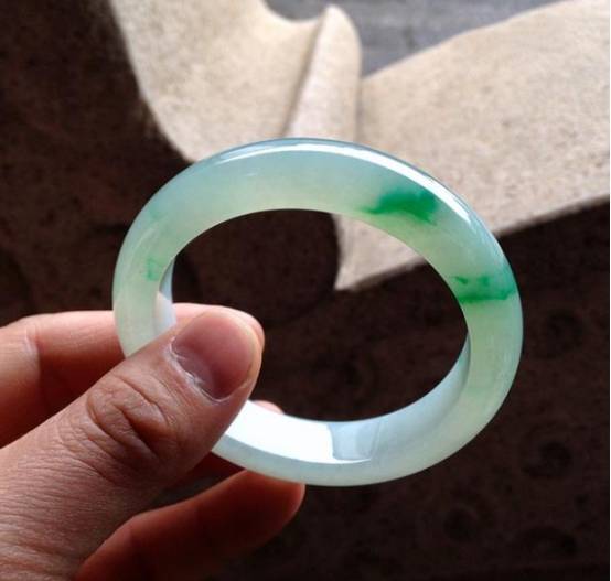 无纹不成玉",翡翠手镯的生长纹和裂纹你知道怎么区分吗?