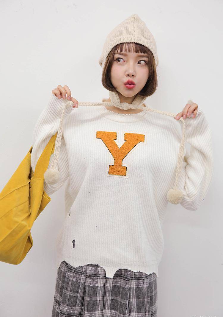 不爱那些特别时尚的打扮,反而就喜欢可爱甜美的衣服,做几个搞怪可爱的