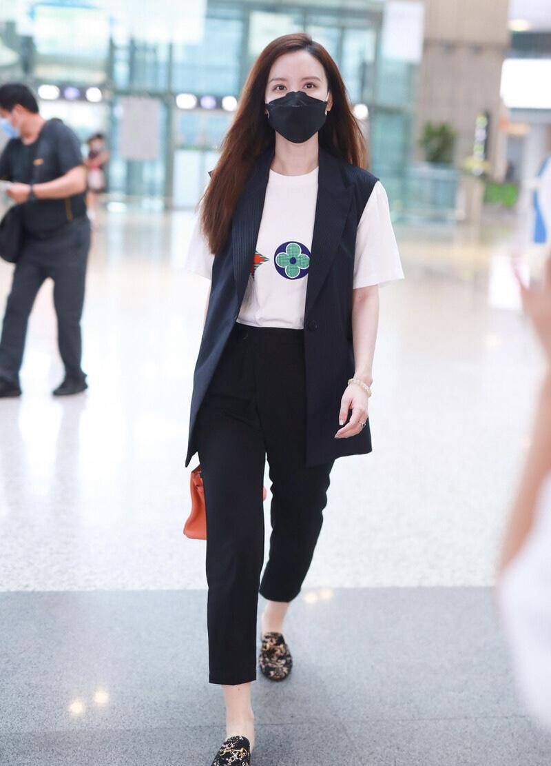 原创张萌的夏季穿搭高级洋气马甲白t恤搭配吸烟裤简约时髦又通勤