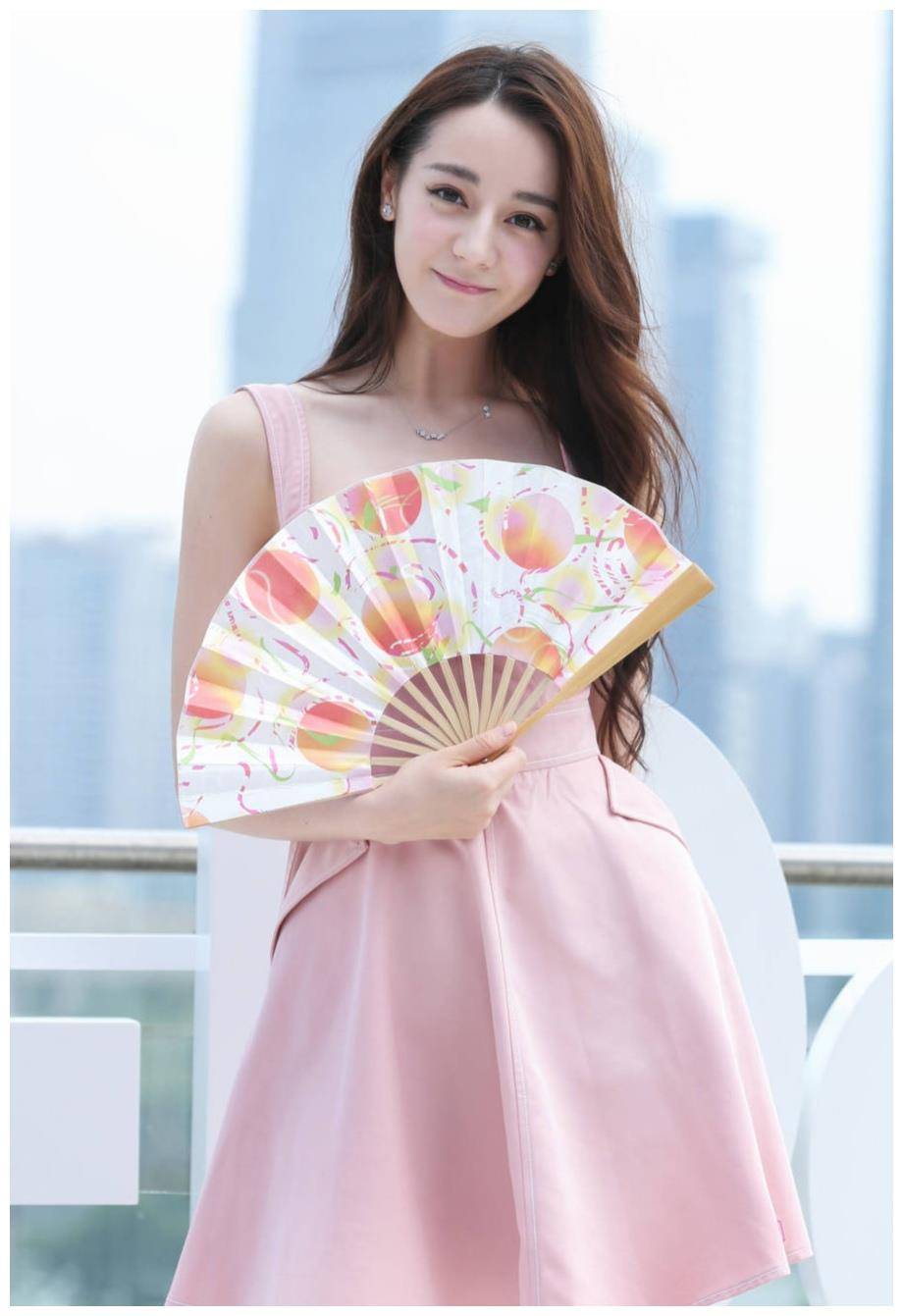 迪丽热巴夏日甜美穿搭,青春俏皮,黄子韬蓝色印花外套,帅气时尚_黑色