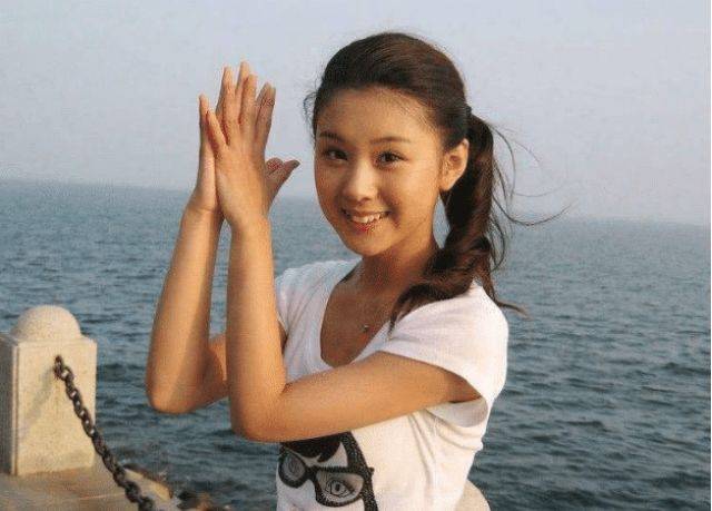 冯巩"女儿"16岁出道快速蹿红, 今结婚生子, 老公很多人都认识_李小萌